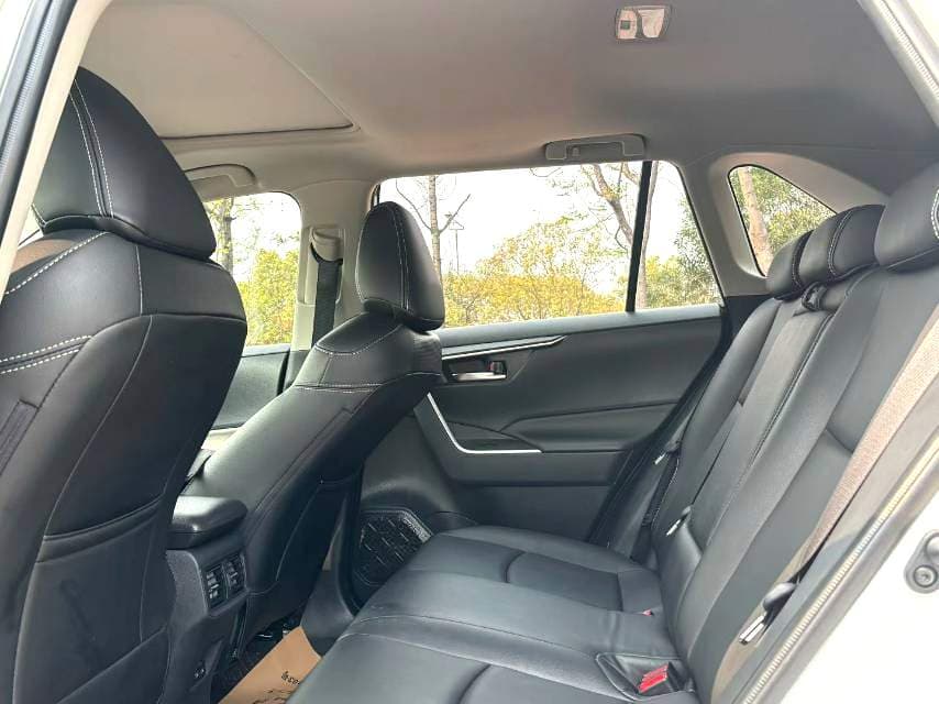 Toyota RAV4 2023 8